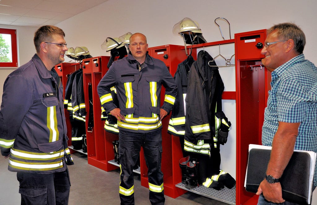 Norbert Kuhlmann (von rechts) schaut sich das Feuerwehrgerätehaus in Goldbeck an. Daneben Stefan Lange und Gunnar Falk.