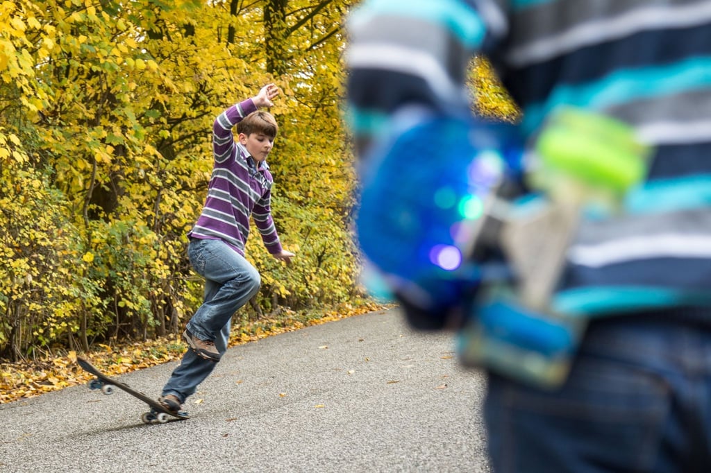 In einem bestimmten Alter sind Kinder noch nicht vollständig in der Lage, ihren Körper zu stabilisieren. Das steigert das Verletzungsrisiko.