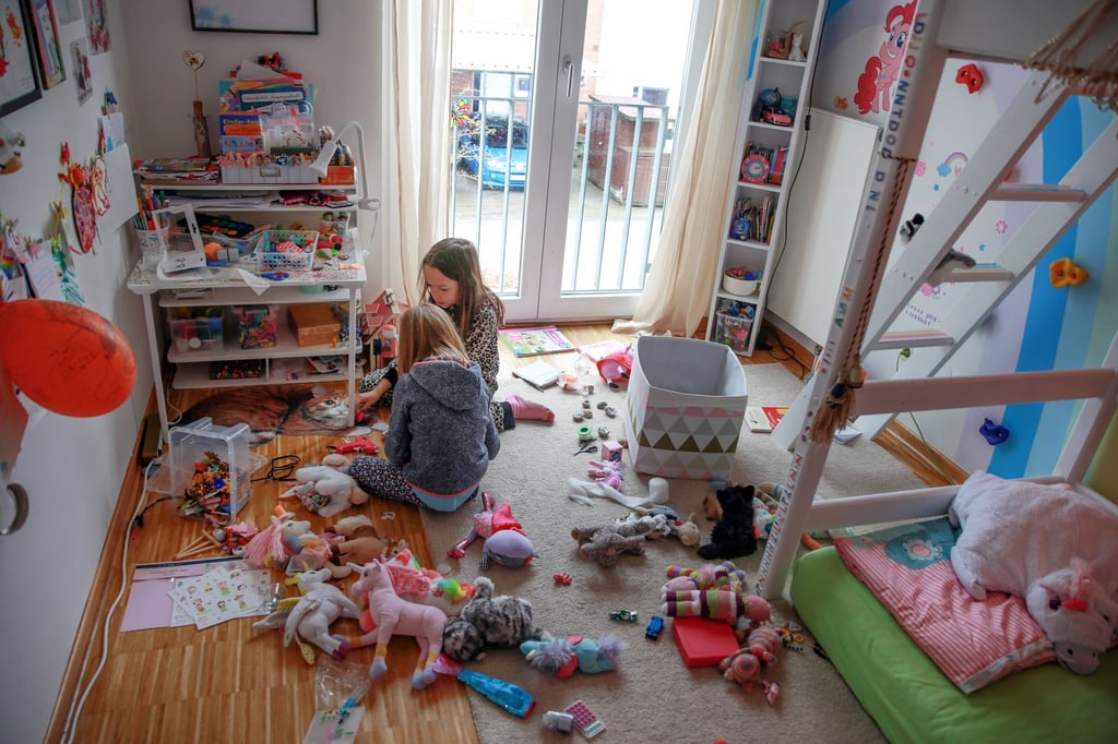 Sind Schulkinder allein zu Hause, sollten Eltern vorab besprechen, wann und wie lange sie wo sind und wie sie oder eine Vertrauensperson erreichbar sind.
