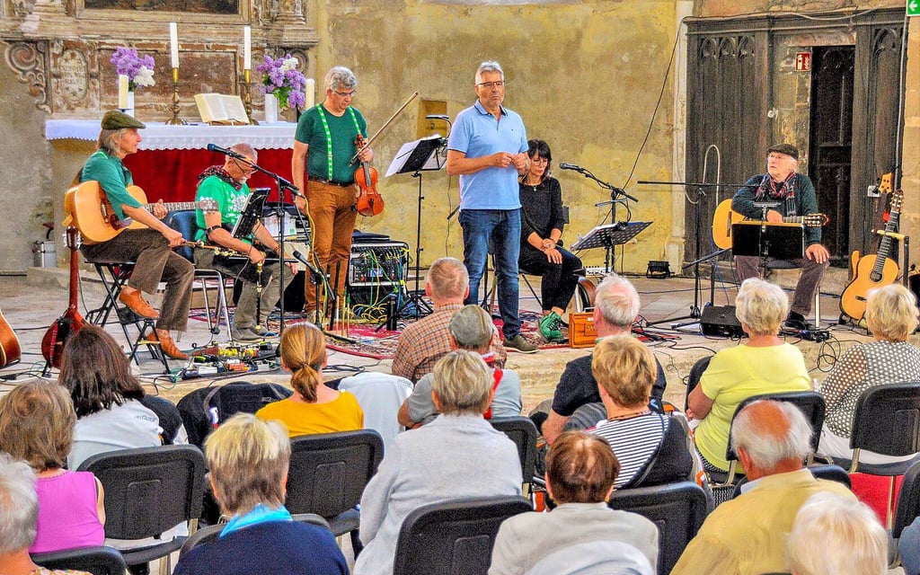 Die Seehäuser Laurentiuskirche ist gut gefüllt mit Besuchern beim besonderen Auftritt der Band „Planxty Irwin“.