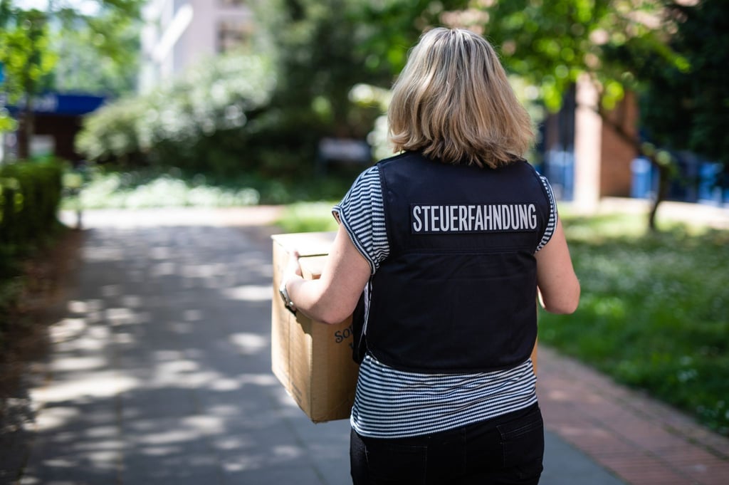Bei Durchsuchungen stellen die Beamtinnen und Beamten der Steuerfahndung zum Beispiel Ordner, E-Mails oder andere Beweisunterlagen sicher.