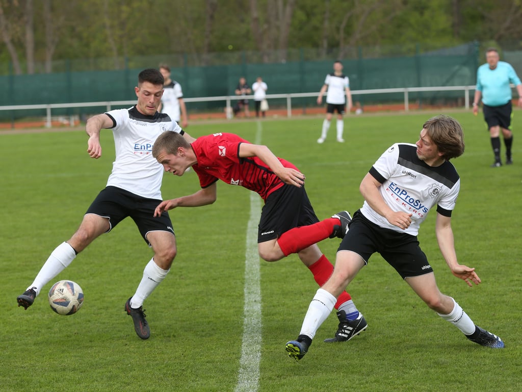 Im jüngsten Aufeinandertreffen zwischen beiden Pokalfinalisten wurde Seilerwiesens Leon Sebastian Gabriel (M.) von Moritz Gerecke (r.) erfolgreich gestoppt. Der VfB setzte sich letztlich mit 2:1 durch.