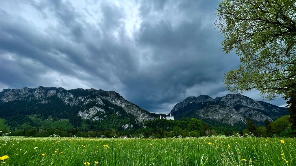 Grund für die drohenden heftigen Gewitter über Teilen Deutschlands ist eine warme und zunehmend sehr feuchte Luftmasse, die aus dem Westen kommt. (Archivbild)
