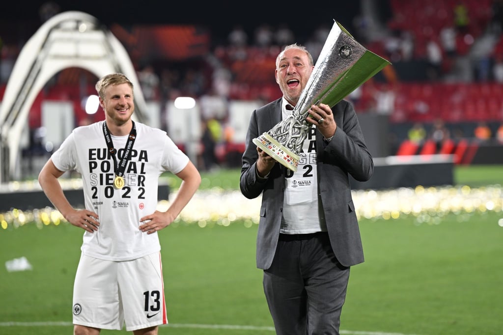 Eintracht-Präsident Peter Fischer mit der Europa-League-Trophäe.