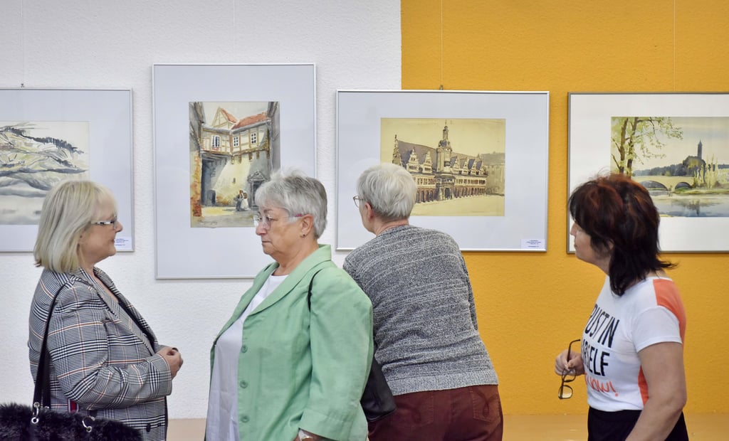 Schon zur Eröffnung der Ernst-Thronicke-Ausstellung ist das Wolfener Frauenzentrum gut besucht.
