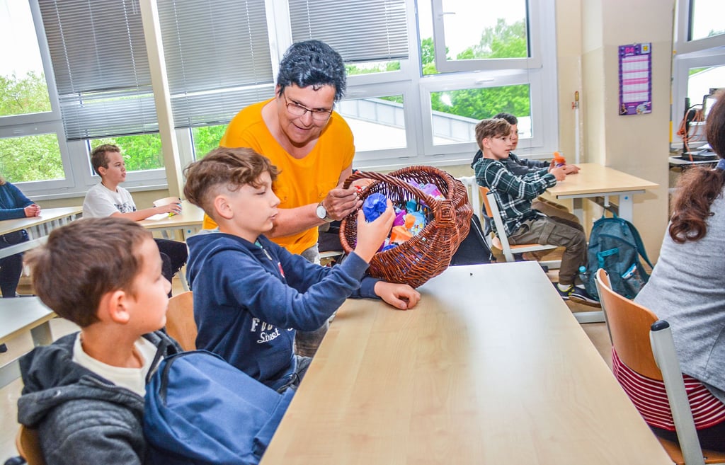 Die Integrationsbeauftrage der Stadt Zeitz Cornelia Müller verteilt kleine Zuckertüten zum Schulstart für ukrainische Schüler.