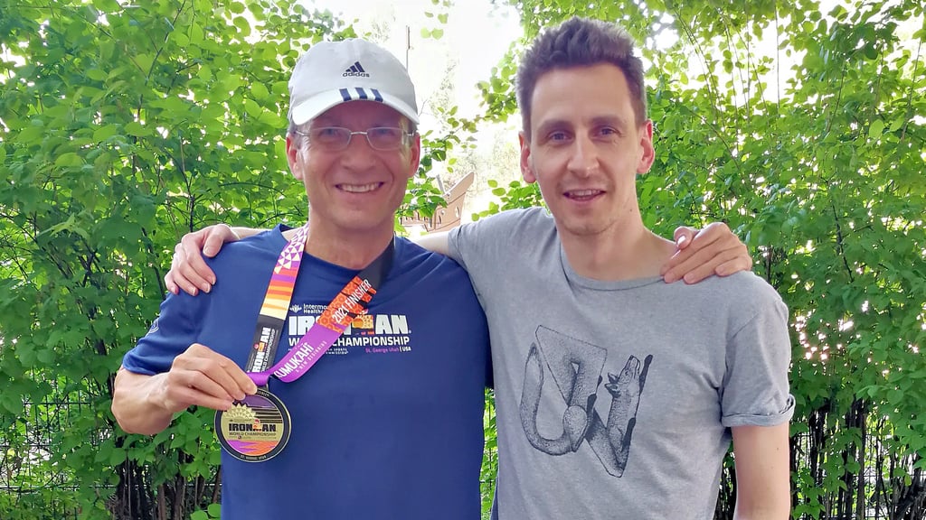 Jan Roeder (l.) mit Trainer Oliver Westphal, der großen Anteil an der Fitness des Triathleten hat.