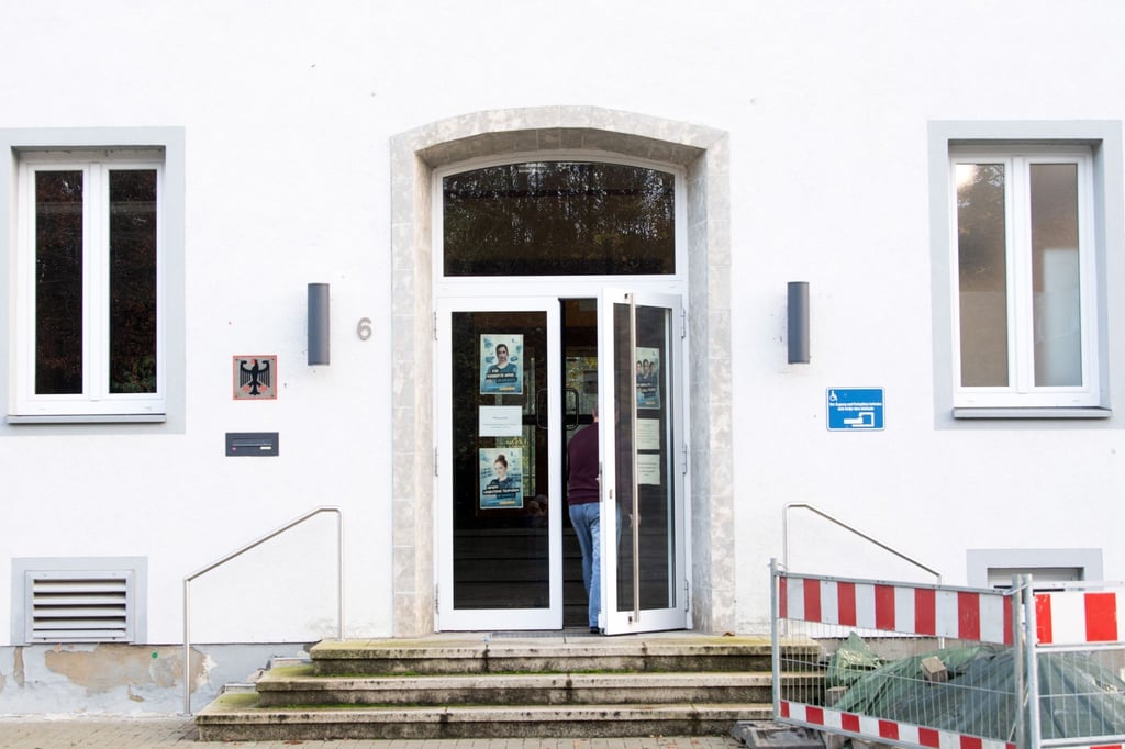 Nach dem spektakulären 6,5-Millionen-Coup im Zollamt Emmerich am Niederrhein haben die Ermittler vier Tatverdächtige verhaftet.