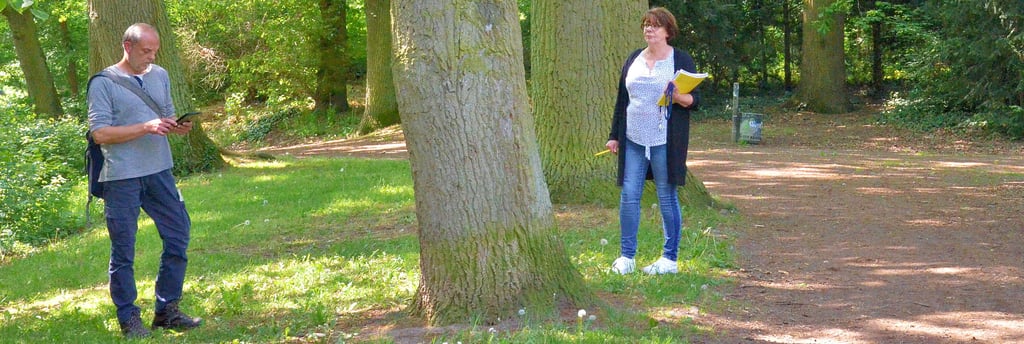Baumkontrolleure Andreas Lange und Ines Duhm im Park des Friedens in Salzwedel. Jeden einzelnen Baum in diesem Park und auch im übrigen Stadtgebiet erfassen sie im Baumkataster.