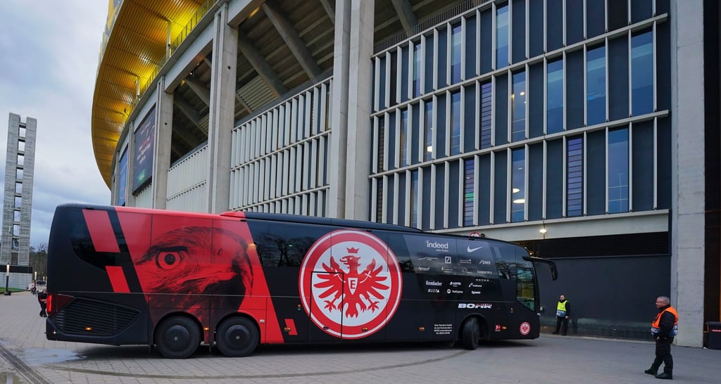 Der Mannschaftsbus des Frankfurter Teams fährt in das Stadion.