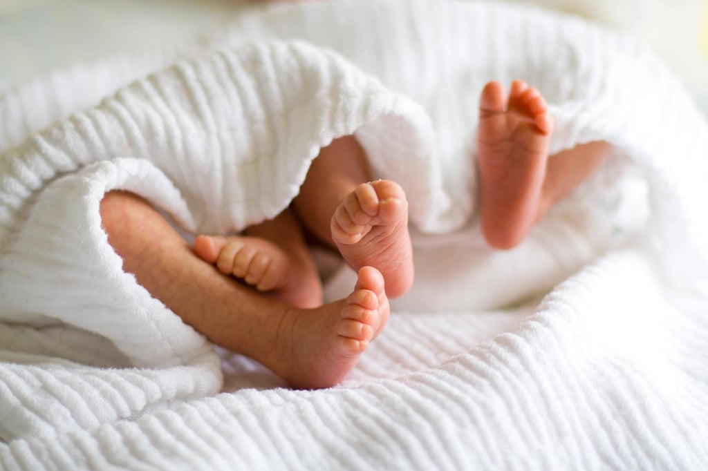 Zwei Zwillingsmütter in den USA haben ihre Kinder am gleichen Tag zur Welt gebracht.