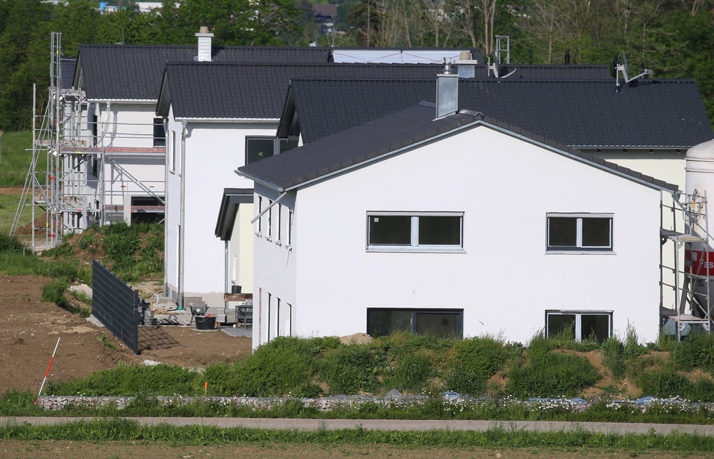 In Neubausiedlungen fallen sie auf: Immer häufiger sieht man in Häusern auch querliegende Fenster.