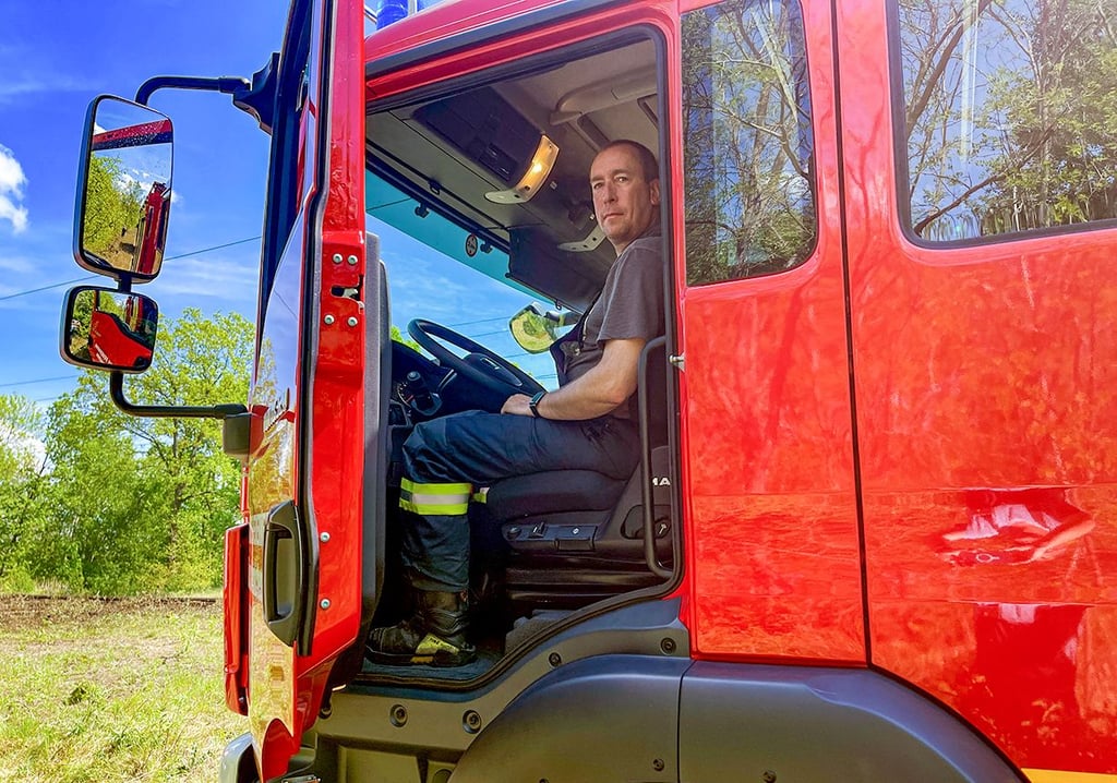 Christian Kojinna hat mit dem Fahrzeug der freiwilligen Feuerwehr Gräfenhainichen in Bad Düben geholfen. Dafür ist er beschimpft worden.