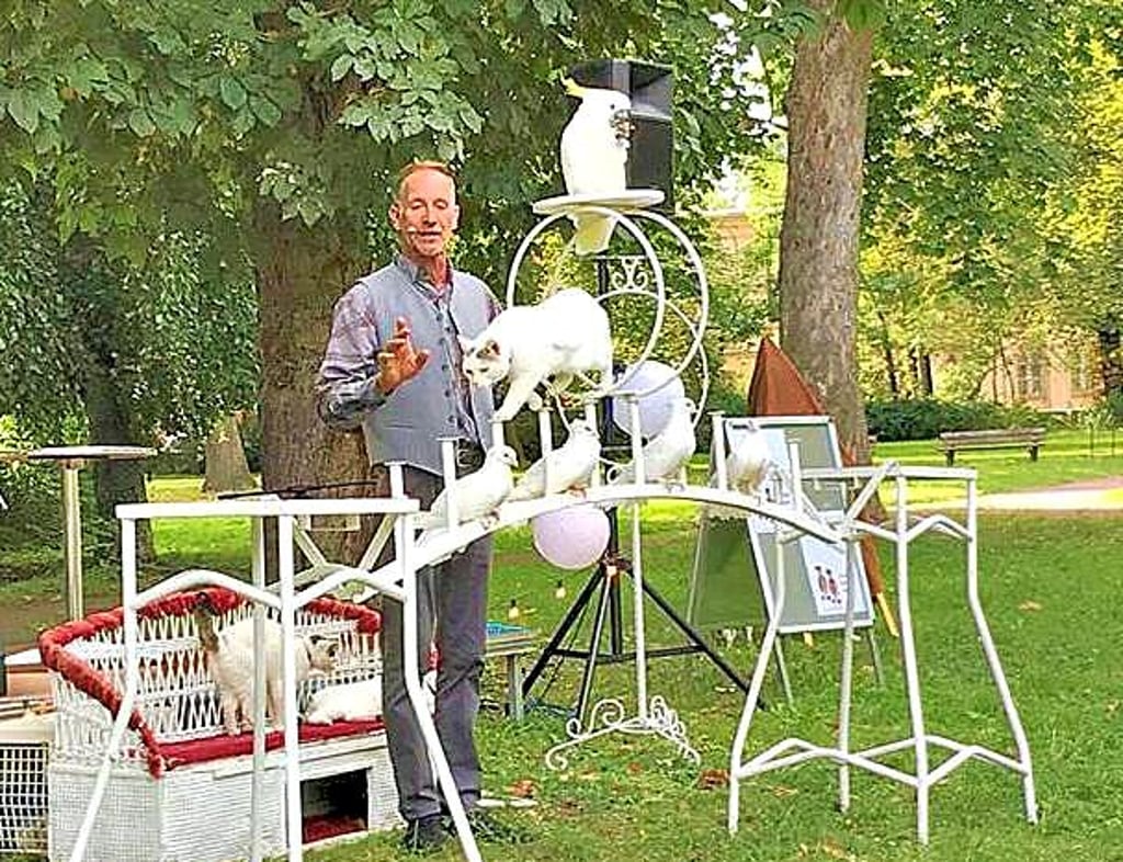 Mit einigen seiner Tiere kommt Jochen Träger-Krenzola nach Scheuder.