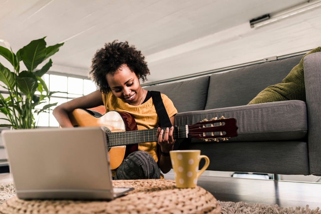 Neben seinem Instrument braucht man nur einen Rechner mit Webcam und eine stabile Internetverbindung - und los geht's mit dem Lernen oder Musizieren auf Distanz.
