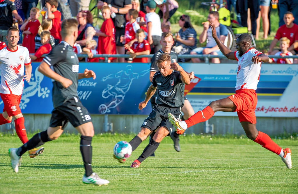 Steven Krumbholz hat mehrfach den Ehrentreffer der munter mitspielenden Naumburger Landesliga-Kicker auf dem Fuß.