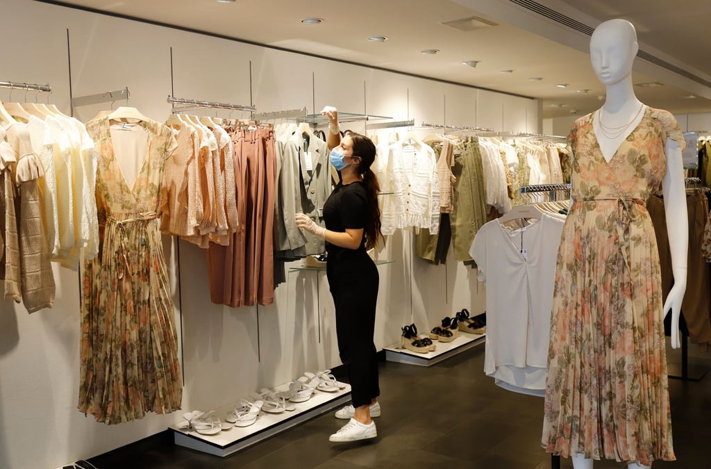 Jeder Einwohner der EU konsumiert pro Jahr im Schnitt knapp 15 Kilogramm an Bekleidung und weiteren Textilien. Aufgrund der hohen Umweltbelastung plant die EU eine Strategie gegen Fast Fashion.