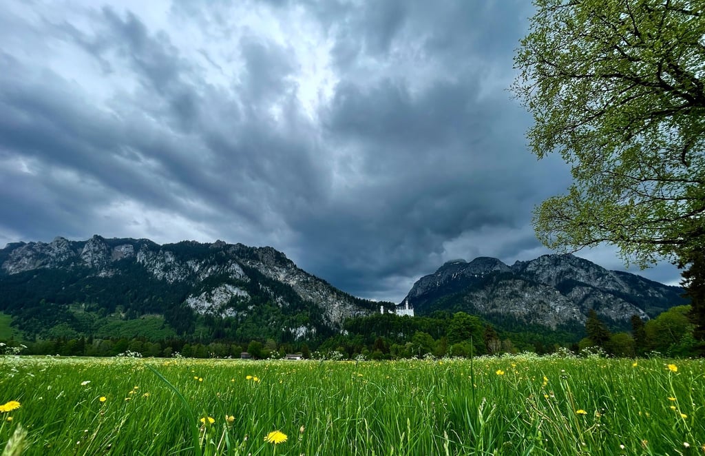 Grund für die drohenden heftigen Gewitter über Teilen Deutschlands ist eine warme und zunehmend sehr feuchte Luftmasse, die aus dem Westen kommt. (Archivbild)