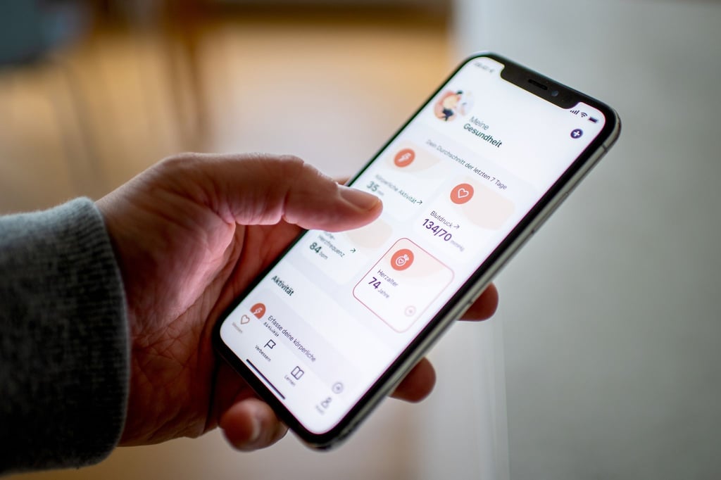 Die App HerzFit der Herzstiftung vergleicht Gesundheitsdaten und wertet das Risiko für einen Herzinfarkt aus.