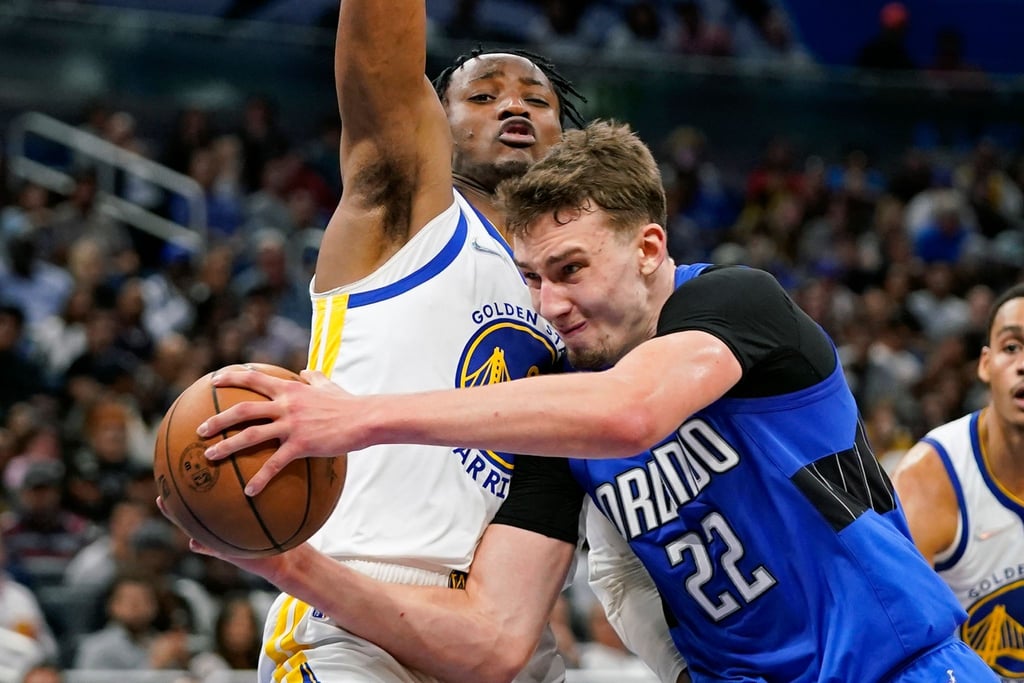 Orlandos Basketballer Franz Wagner (22) in Aktion gegen Jonathan Kuminga (l) von Golden State.