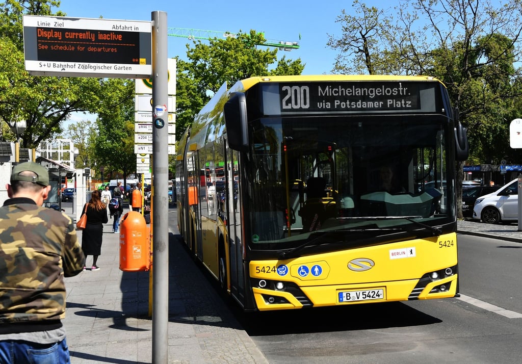 Der Verband Deutscher Verkehrsunternehmen (VDV) hat in Zusammenarbeit mit dem FOAM Institute einen Studierenden-Wettbewerb ausgerufen, Soundideen für Deutschlands E-Bus-Sound der Zukunft einzureichen.