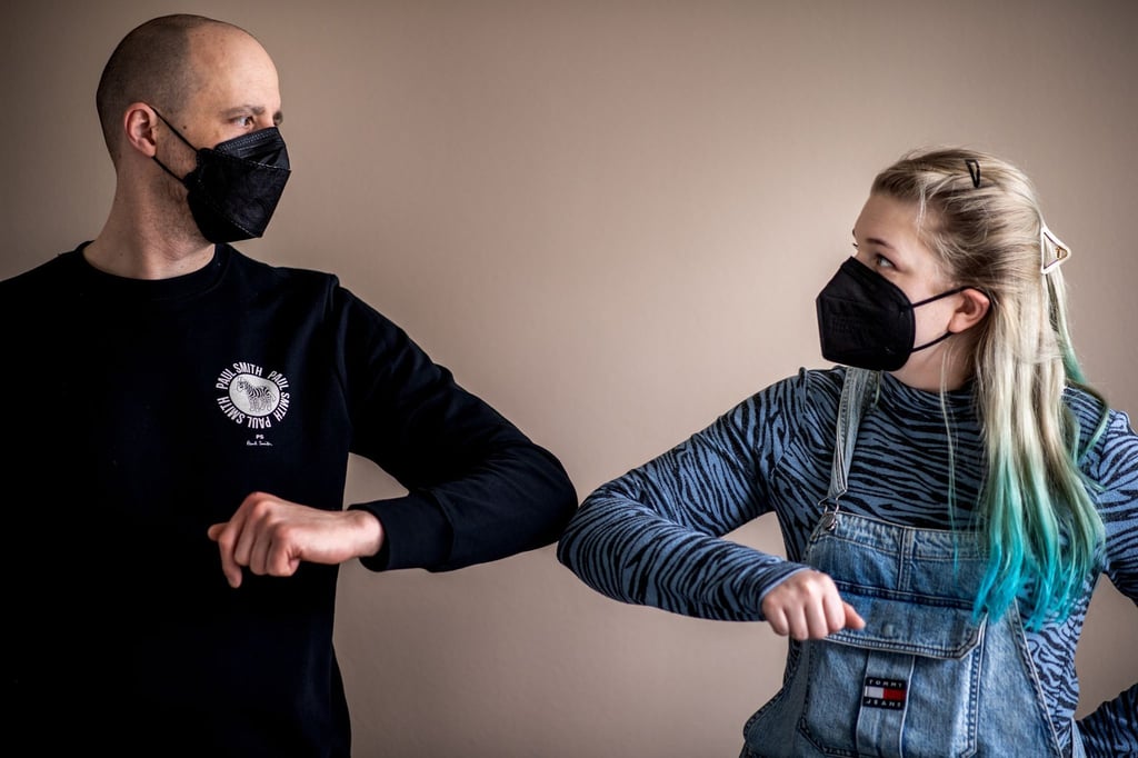 Lange nicht gesehen! Die Annäherungen von früheren Freundschaften bleiben meist noch distanziert - mit Ellenbogen-Gruß statt Begrüßungsküsschen.