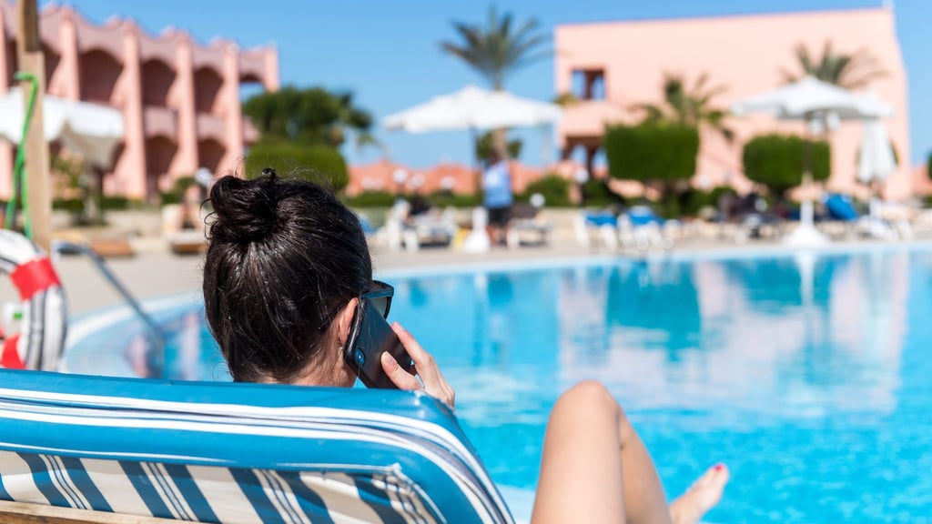 Wer Urlaub hat, hat Urlaub. Nur in wenigen Fällen darf der Arbeitgeber die Erholungspläne der Mitarbeiter durchkreuzen.