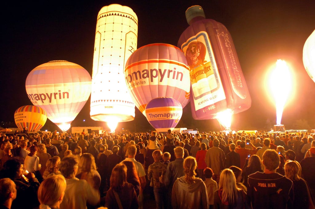 Höhepunkt der Lauchaer Flugtage: Am 28. Mai findet auf dem Flugplatz in den Abendstunden erstmals ein Ballonglühen statt - wie hier in Eisleben.