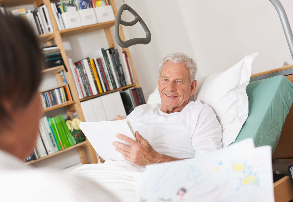 Auch wenn ein besonderes Bett darin steht, vielleicht noch medizinische Apparate: Ein Pflegezimmer bleibt ein Zuhause, in dem man sich wohlfühlen will.