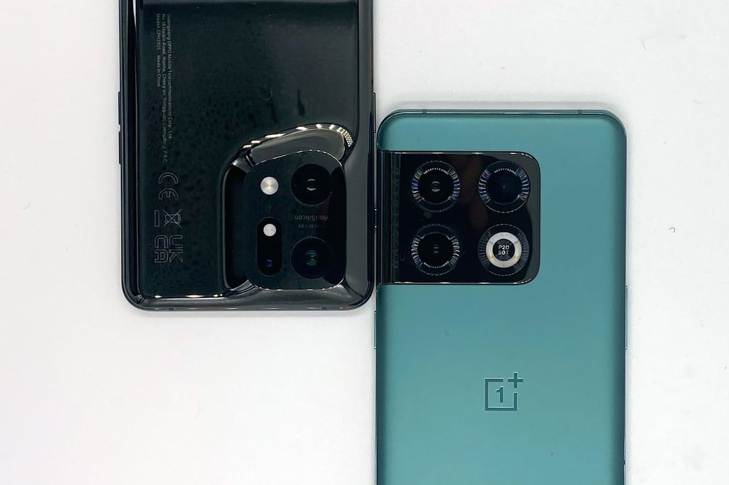 Oppo setzt beim X5 Pro (l) auf zwei 50-Megapixel-Kameras und eine 2x-Zoomkamera. Das OnePlus 10 Pro hat eine 48-Megapixel-Hauptkamera, eine 50-Megapixel-Weitwinkelkamera und eine Zoomkamera mit 3,3-facher Vergrößerung.