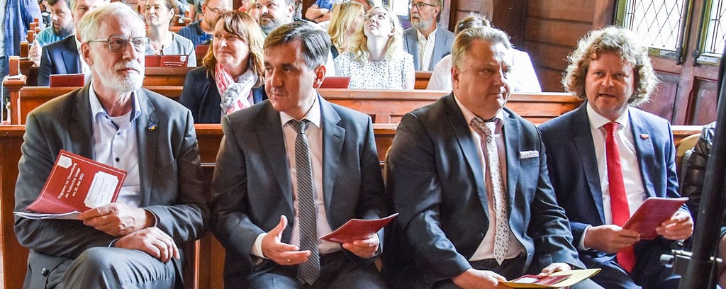 Bei der Eröffnung in der ersten Reihe (von links): Staatsminister Rainer Robra, der Harzer Landrat Thomas Balcerowski, der Oberharzer Bürgermeister Ronald Fiebelkorn (alle CDU) und Andreas Dieckmann, Schirmherr und Vizepräsident der Handwerkskammer Magdeburg.