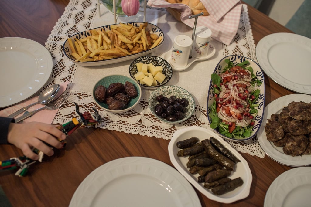 Tagsüber nehmen Gläubige im Ramadan nichts zu sich, erst nach Sonnenuntergang essen und trinken sie beim Fastenbrechen - Iftar.