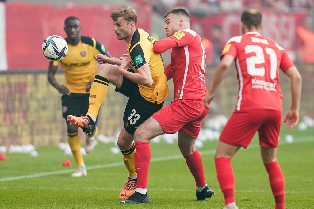Dresdens Christoph Daferner (l) kommt vor dem Lauterer Julian Niehues an den Ball.