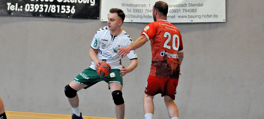 Matti Schönbein (l.) und die Verbandsliga-Handballer des SV Wacker Westeregeln wollen sich ein letztes Mal in der Spielzeit 2021/2022 den eigenen Fans in der heimischen Sporthalle präsentieren.