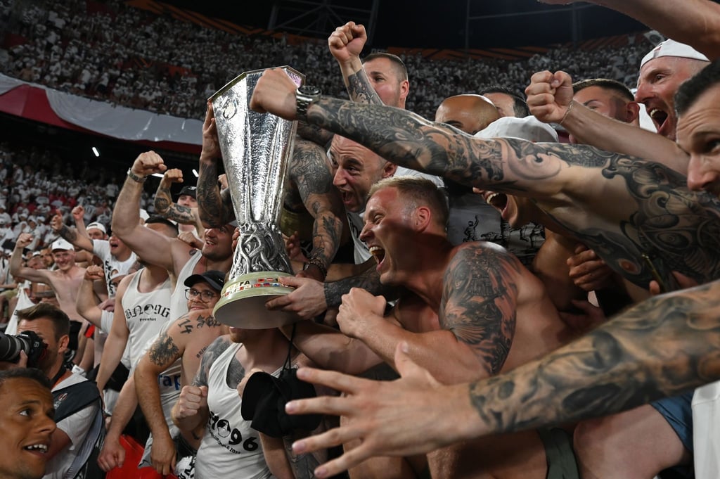 Frankfurts Fans feiern nach der Partie mit dem Pokal.