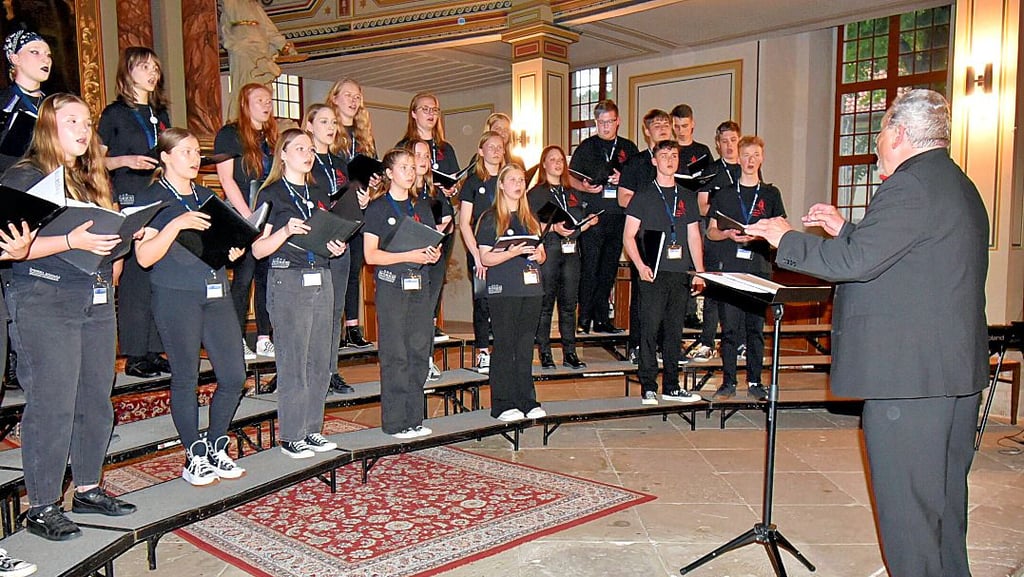 Zu den vier Chören, die das Chorfestival eröffneten, gehörte auch der Gemischte Chor des Gymnasiums Staßfurt.