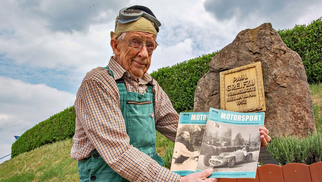 Bernd Maywald vor dem Greifzu-Gedenkstein im Greifzu-Stadion. Er hält eine Originalausgabe des Motorsportmagazins vom Mai 1952.
