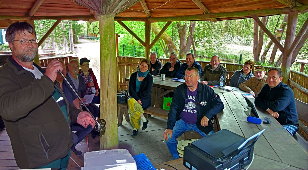 Imkermeister Ralf Bertram (l.) zeigt den Teilnehmern der Honigschulung in Kämkerhorst einen Rührer. Dieser funktioniert ähnlich wie ein Kartoffelstampfer, denn die Honigmasse wird senkrecht gerührt. Am Ende des Kurses gibt es für jeden geschulten Kursteilnehmer ein Zertifikat.