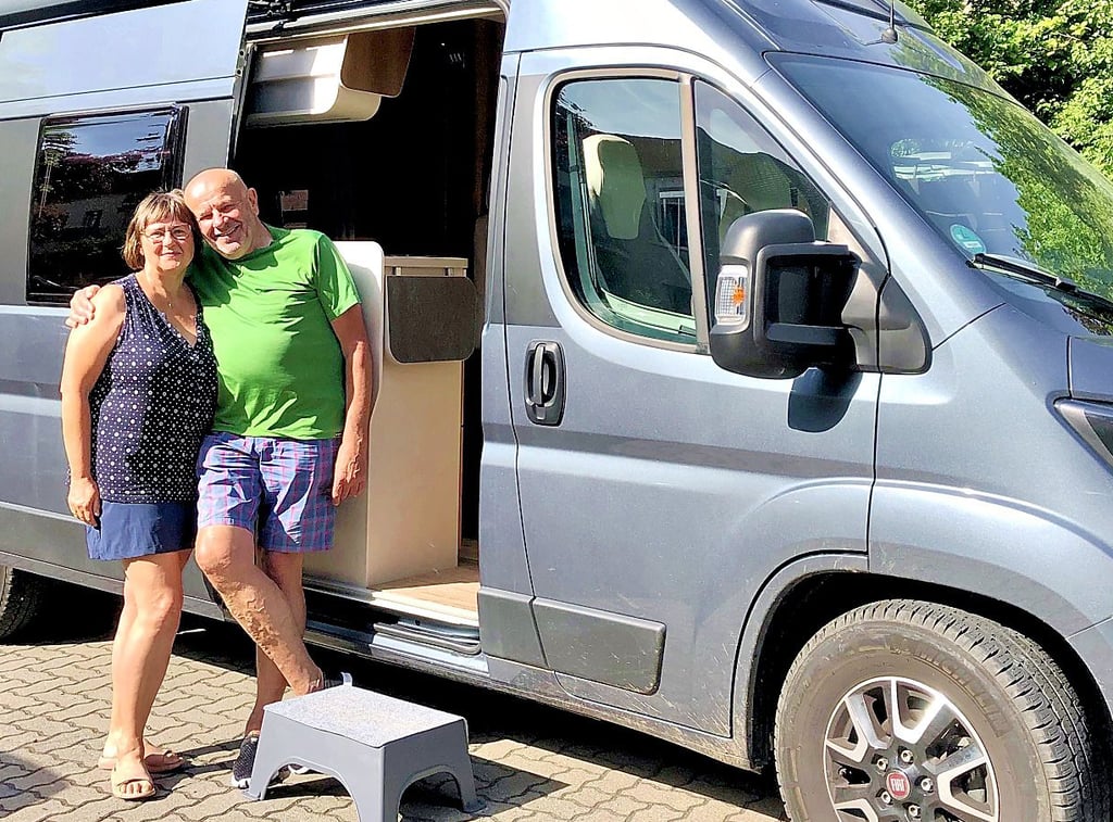 Maria und Gerd Piller stehen kurz vor der Abfahrt vor ihrem Zwölf-Quadratmeter-Zuhause für die die nächsten viereinhalb Monate.