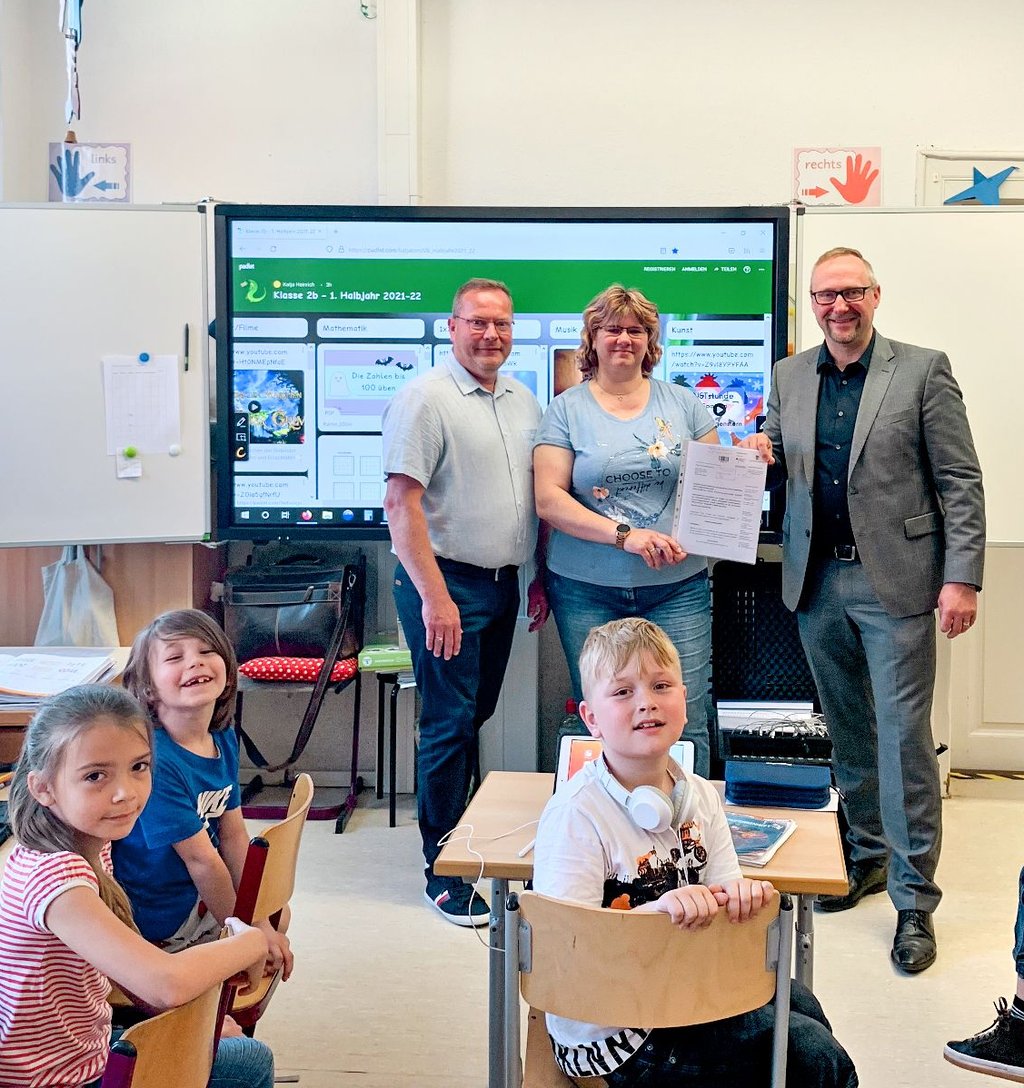 Ordnungsamtsleiter Michael Zelinka (li.), Lehrerin Katja Heinrich und Bürgermeister Jan-Hendrik Bahn vor der interaktiven Tafel.