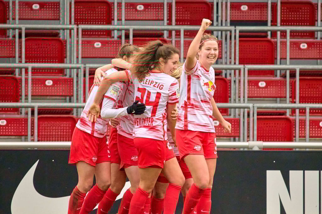 RB Leipzig spielt gegen Duisburg im Fernduell. Louise Rngsing reckt die Faust.