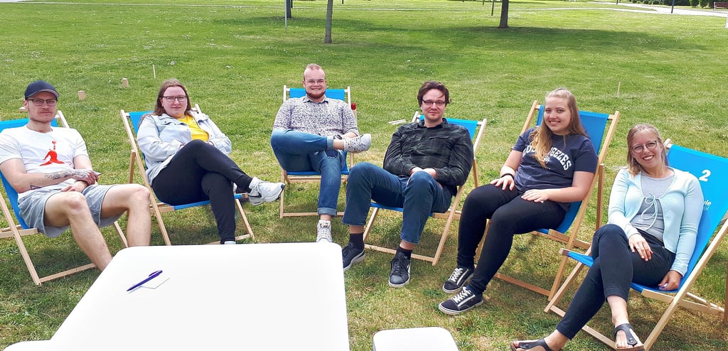 Bei besten Wetter machen es sich die Studenten der Hochschule in Stendal auf dem Campus gemütlich