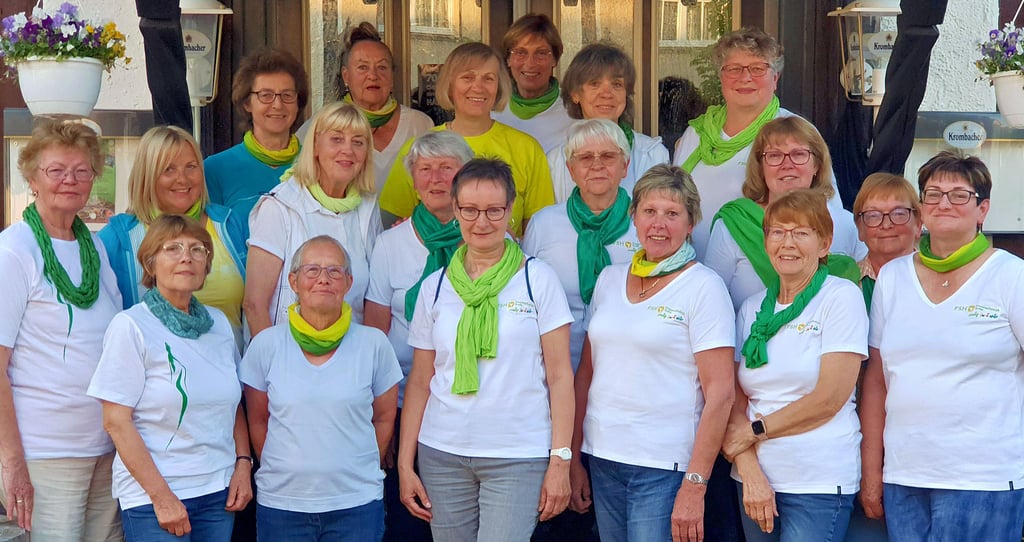 Grün, die Farbe der Hoffnung, ist die Verbandsfarbe. Die Frauen, allesamt Mitglieder der Frauenselbsthilfe Krebs aus ganz Sachsen-Anhalt, Landesvorsitzende Elke Naujokat aus Jessen hinten rechts, treffen sich einmal im Jahr im Harz, um zu wandern. Ausgangspunkt ist in diesem Jahr Dankerode gewesen.