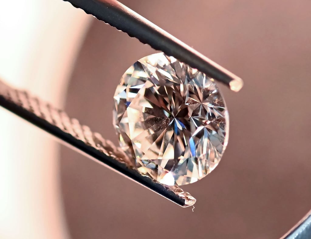 Auch synthetische Diamanten können funkeln. Bei der DDI Stiftung Deutsches Diamant Institut wird geprüft ob es sich um synthetische oder natürliche handelt.