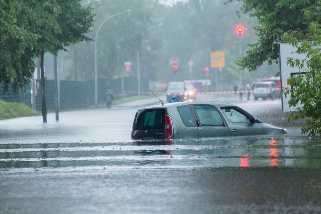 Land unter: Wenn Autos so tief unter Wasser gestanden haben, sind schwerste Schäden zu erwarten.