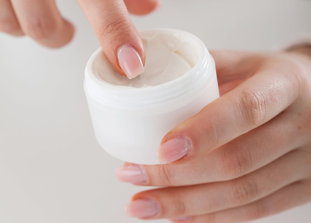 Creme - aber nicht fürs Gesicht, sondern für die Achselhöhlen: Beim Kauf einer Deocreme sollte man darauf achten, dass das Produkt auf Natron basiert.