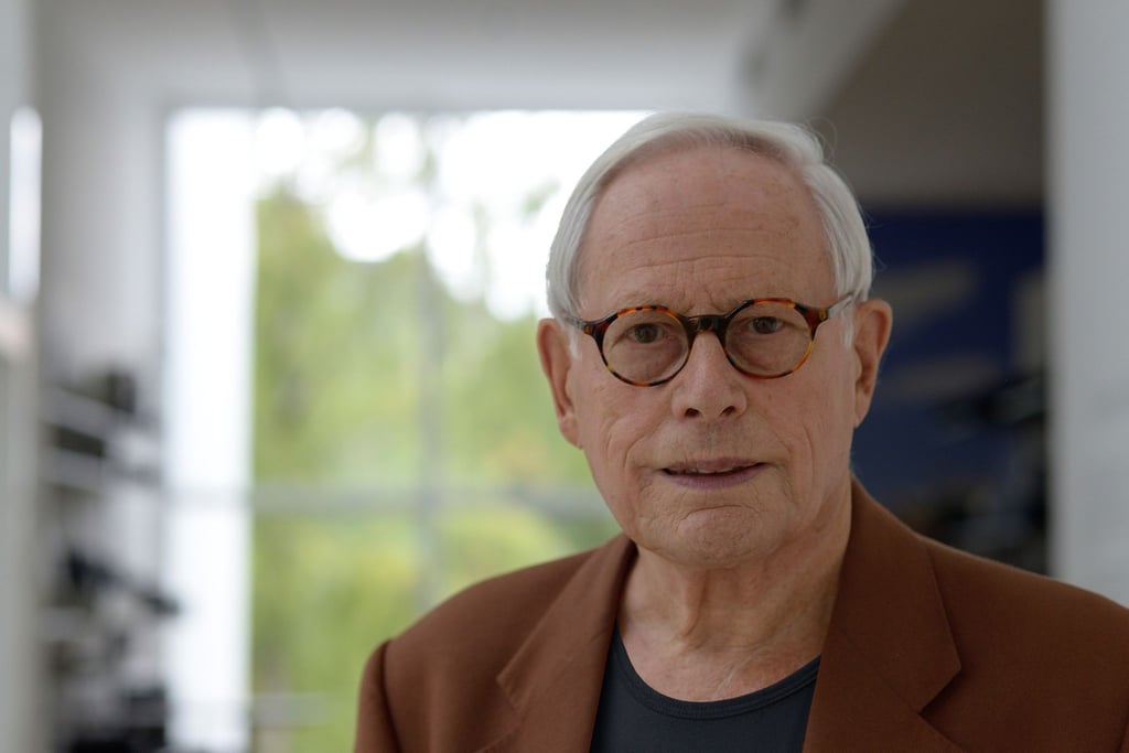 Der Designer Dieter Rams steht im November 2019 in einem Raum im Frankfurter Museum Angewandte Kunst, in der von ihm entworfene Produkte gezeigt werden. Jetzt wird er 90.