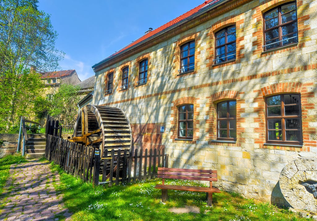 Die frühere Guts- und heutige Kreativmühle liegt am Geisel-Mühlenwanderweg in Mücheln. Das sich drehende Mühlrad ist der Hingucker.