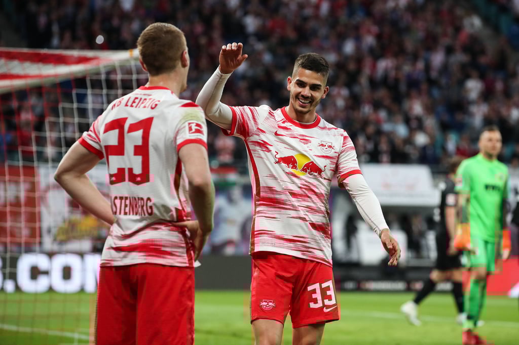 André Silva (r.) will den Pott gewinnen.