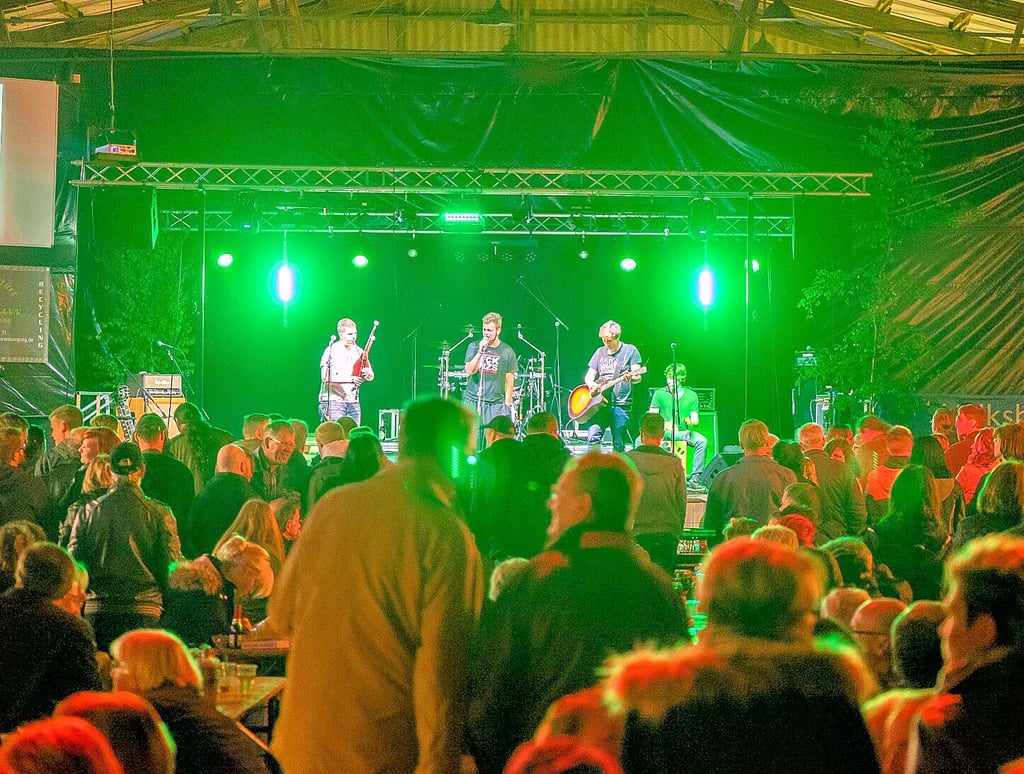 In der Selbitzer Kartoffelhalle steigt erneut Farmers Music Night. Die Veranstalter erhoffen sich ein solch begeistertes Publikum wie zu Vor-Corona-Zeiten (hier 2015).